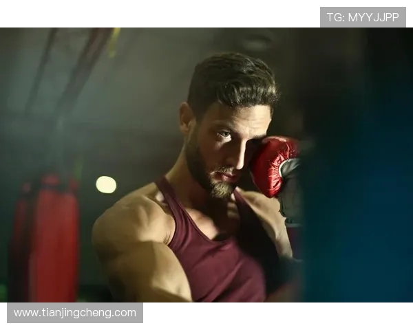 卡马文加展示拳击训练照片，肌肉线条完美展现力量与决心